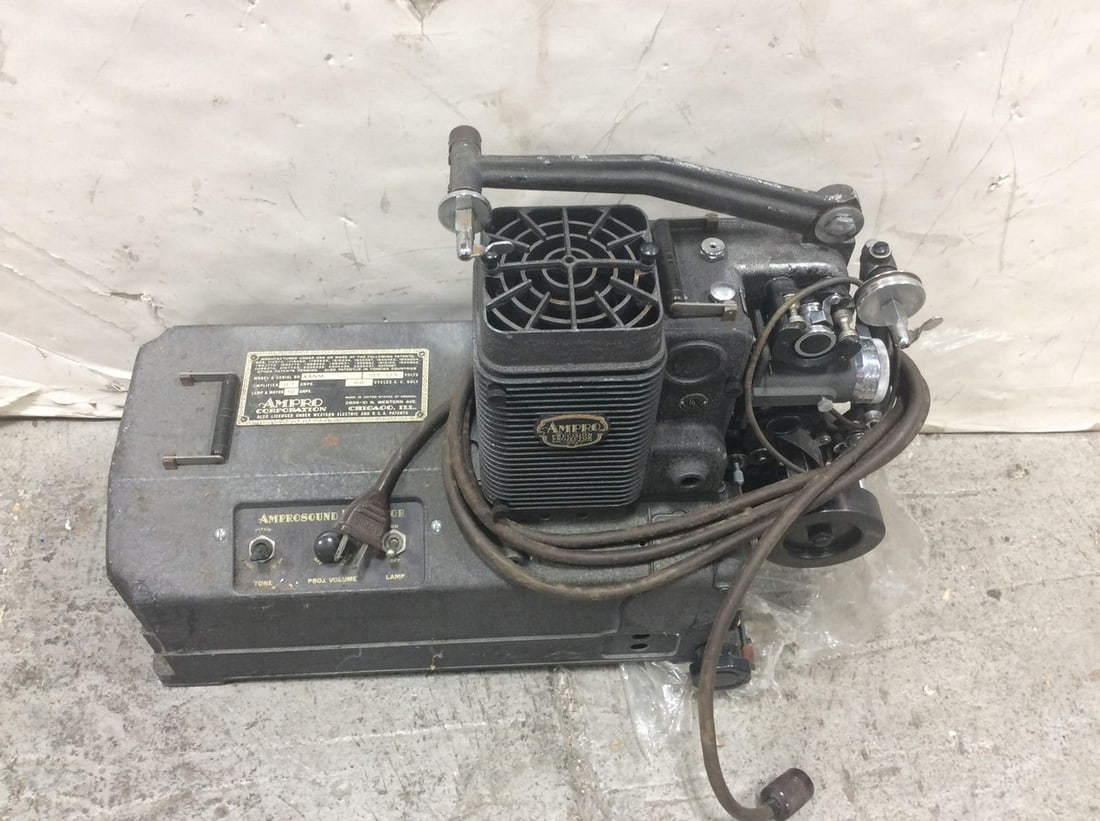 Vintage Ampro 16mm film projector (1 of 1)