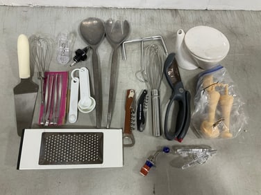 Lot of kitchen items