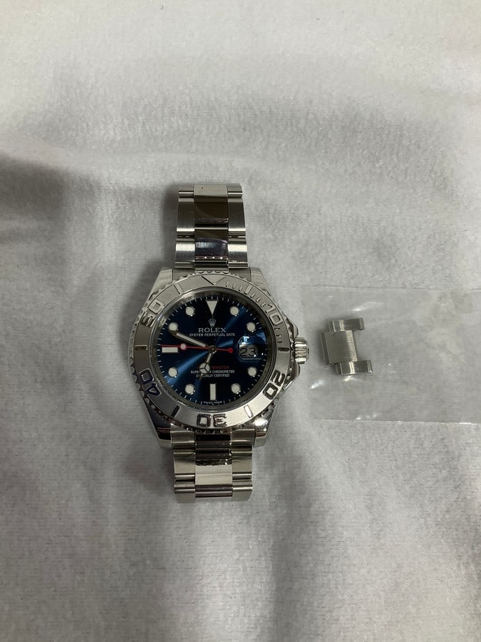 Preowned Rolex Yacht Master 40 blue dial watch READ DESCRIPTION: Preowned Rolex Yacht Master 40 blue dial mens luxury watch 126622-0002 with correct magnification and date (No Box, No Papers, Not Authenticate, Likely a Super Rep, Complete your Own Due Diligence, So