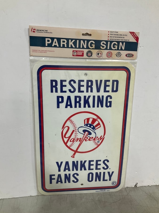 Yankees Fans Reserved Parking Sign (12inx18in): Yankees Fans Reserved Parking Sign (12inx18in)