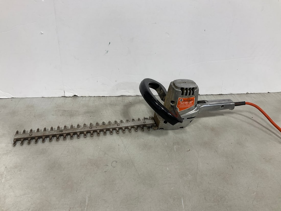 Black & Decker 16in.deluxe double edge shrub and hedge trimmer: Black & Decker 16in.deluxe double edge shrub and hedge trimmer