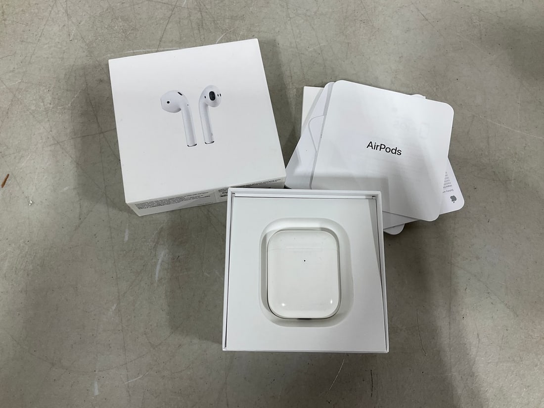 Apple airpods 2nd generation with charging case and box (1 of 1)