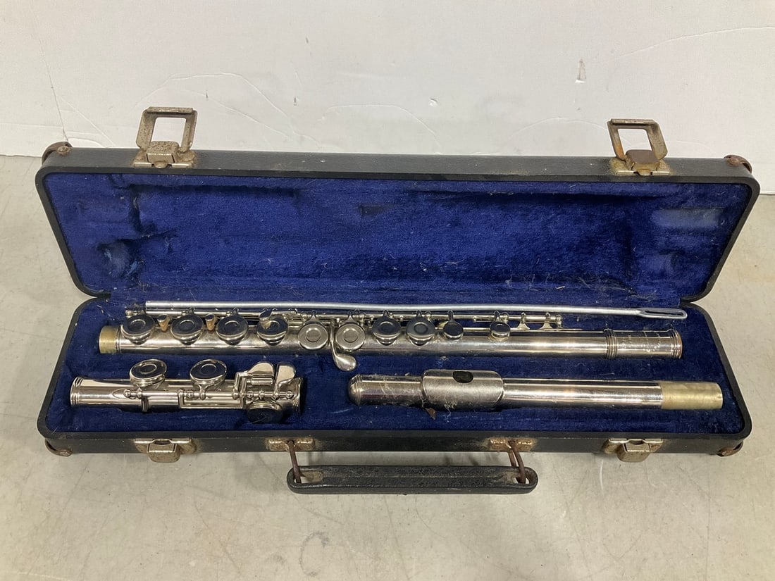 WT Armstrong Flute with Case (1 of 1)