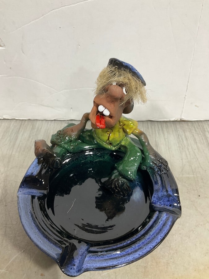 Handmade ashtray by artist Robert Karlinsey(4in.tall): Handmade ashtray by artist Robert Karlinsey(4in.tall)