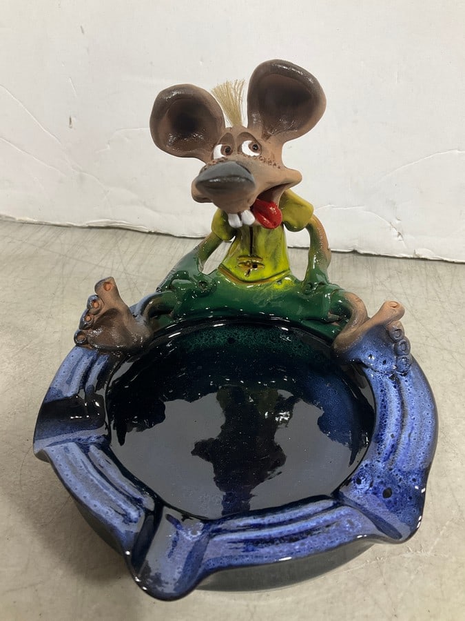 Handmade ashtray by artist Robert Karlinsey(4in.tall): Handmade ashtray by artist Robert Karlinsey(4in.tall)