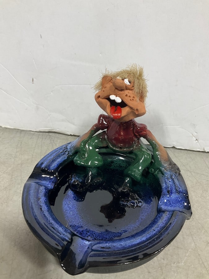 Handmade ashtray by artist Robert Karlinsey(4in.tall): Handmade ashtray by artist Robert Karlinsey(4in.tall)