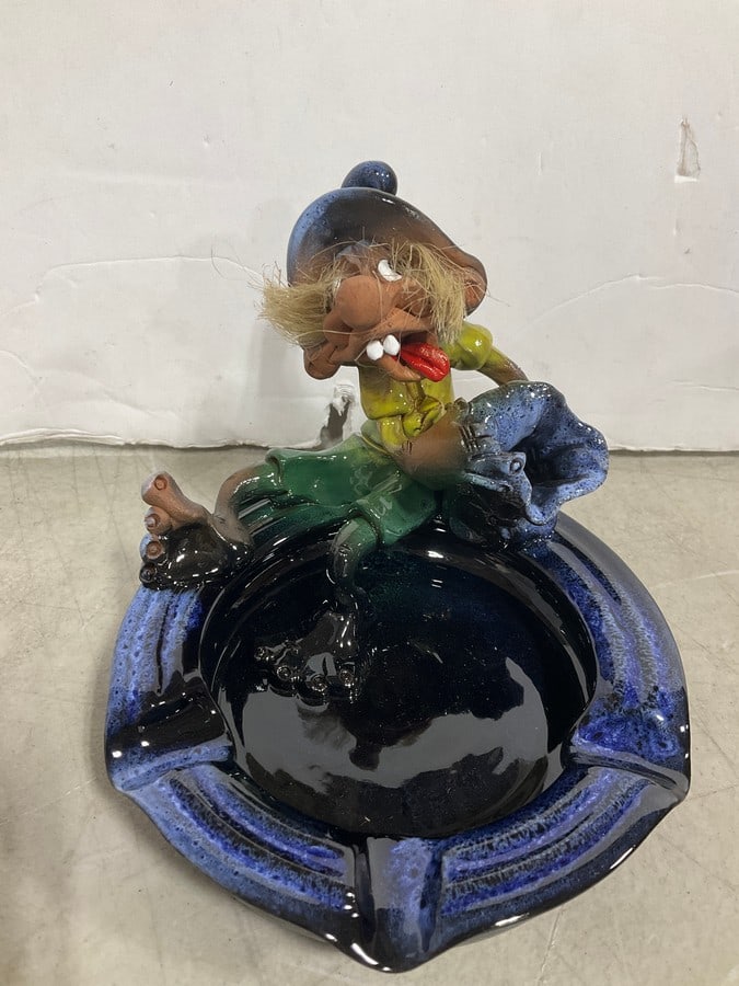 Handmade ashtray by artist Robert Karlinsey(4in.tall): Handmade ashtray by artist Robert Karlinsey(4in.tall)