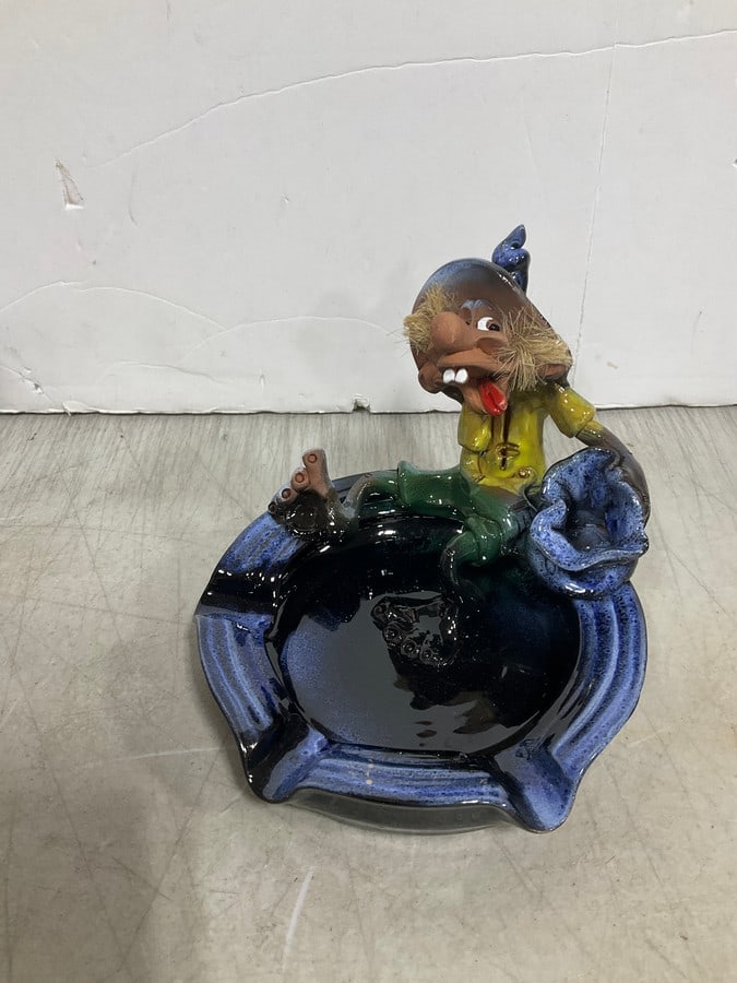 Handmade ashtray by artist Robert Karlinsey(4in.tall): Handmade ashtray by artist Robert Karlinsey(4in.tall)