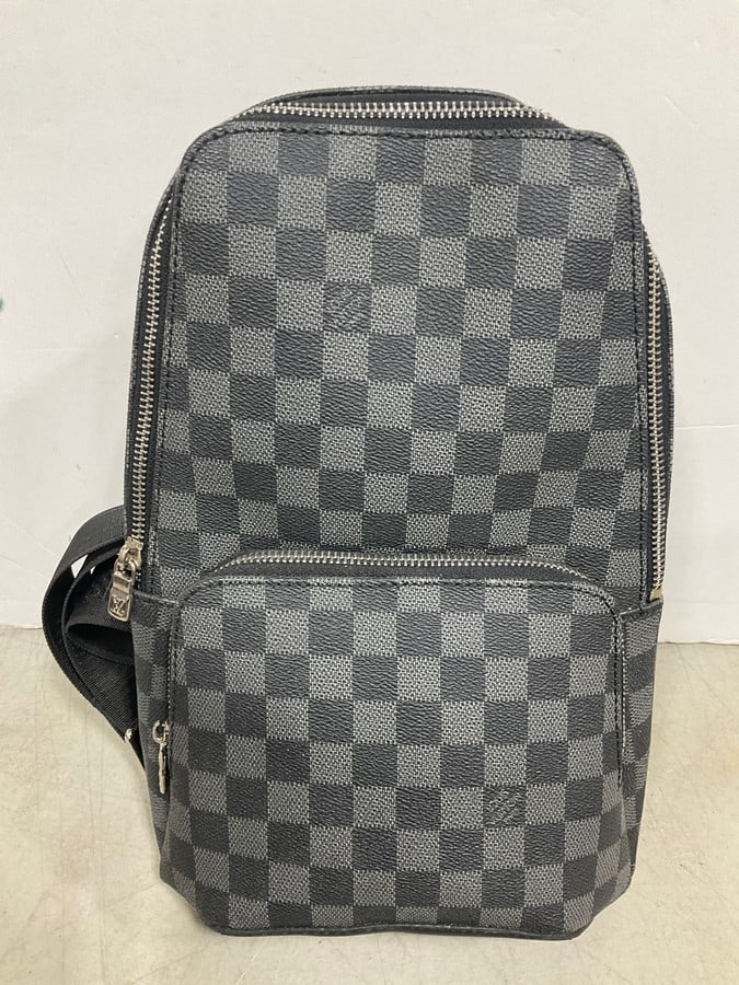 Louis Vuitton crossbody bag: Louis Vuitton crossbody bagThis piece has not been authenticated