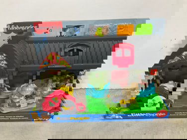 Fisher Price little people friendly horses stables(new in box)