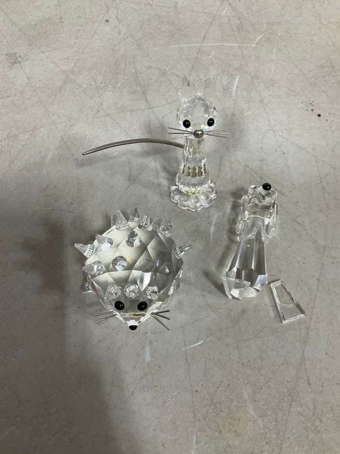 Swarovski crystal figrines(tallest 3in.-all pieces chipped/slight damage): Swarovski crystal figrines(tallest 3in.-all pieces chipped/slight damage)