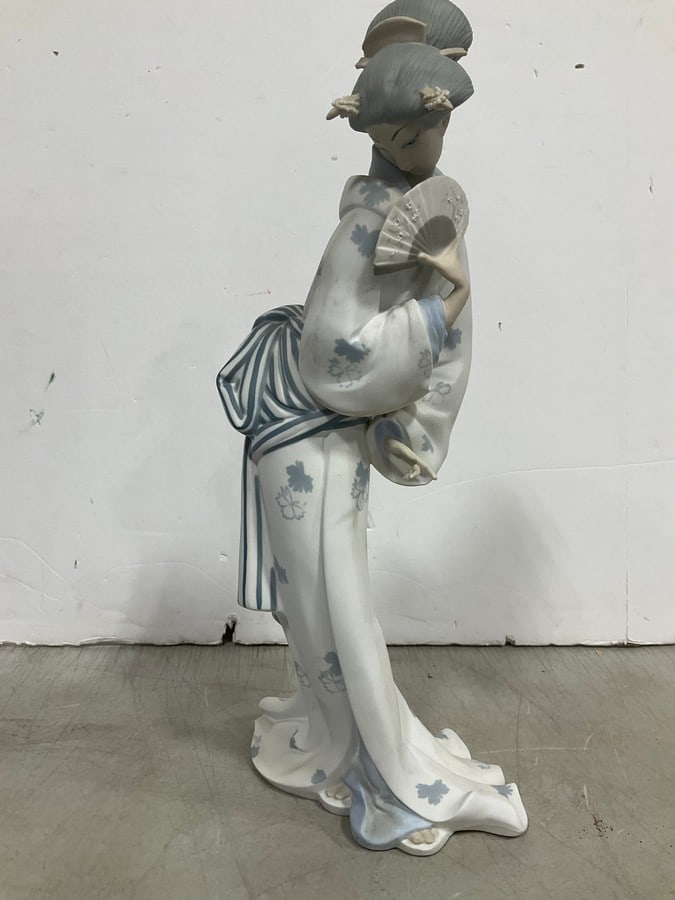 Lladro porcelain statue(15in.tall): Lladro porcelain statue(15in.tall)