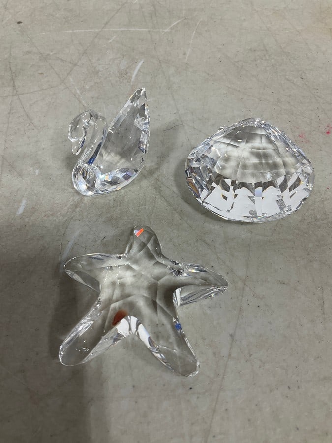 Swarovski crystal figrines(tallest 1in.-all pieces chipped/slight damage): Swarovski crystal figrines(tallest 1in.-all pieces chipped/slight damage)