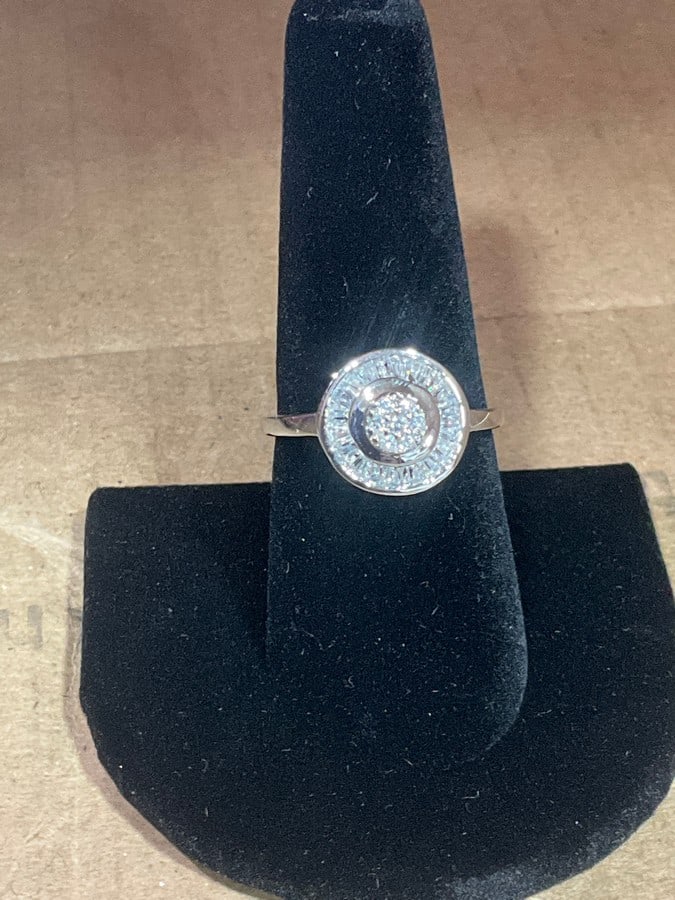 925 Sterling silver ring with stone and diamond chips(size 8.5): 925 Sterling silver ring with stone and diamond chips(size 8.5)