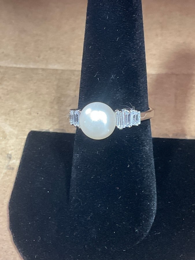 New 925 Sterling silver pearl ring with diamond chips(size 8): New 925 Sterling silver pearl ring with diamond chips(size 8)