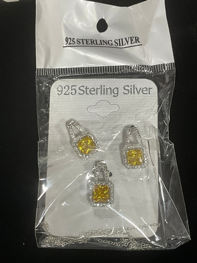 New 925 Sterling silver earrings/pendant set with chain: New 925 Sterling silver earrings/pendant set with chain