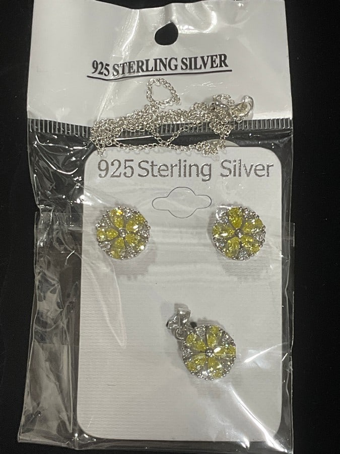 New 925 Sterling silver earrings/pendant set with chain: New 925 Sterling silver earrings/pendant set with chain