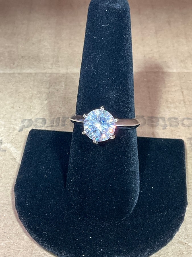 925 Sterling silver ring with diamond chips(size 9): 925 Sterling silver ring with diamond chips(size 9)