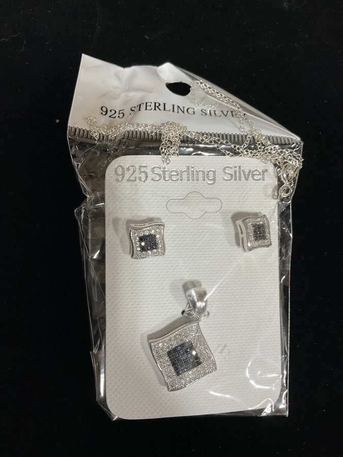 New 925 Sterling silver earrings/pendant set: New 925 Sterling silver earrings/pendant set