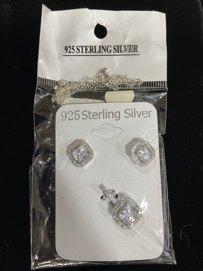 New 925 Sterling silver earrings/pendant set with chain: New 925 Sterling silver earrings/pendant set with chain