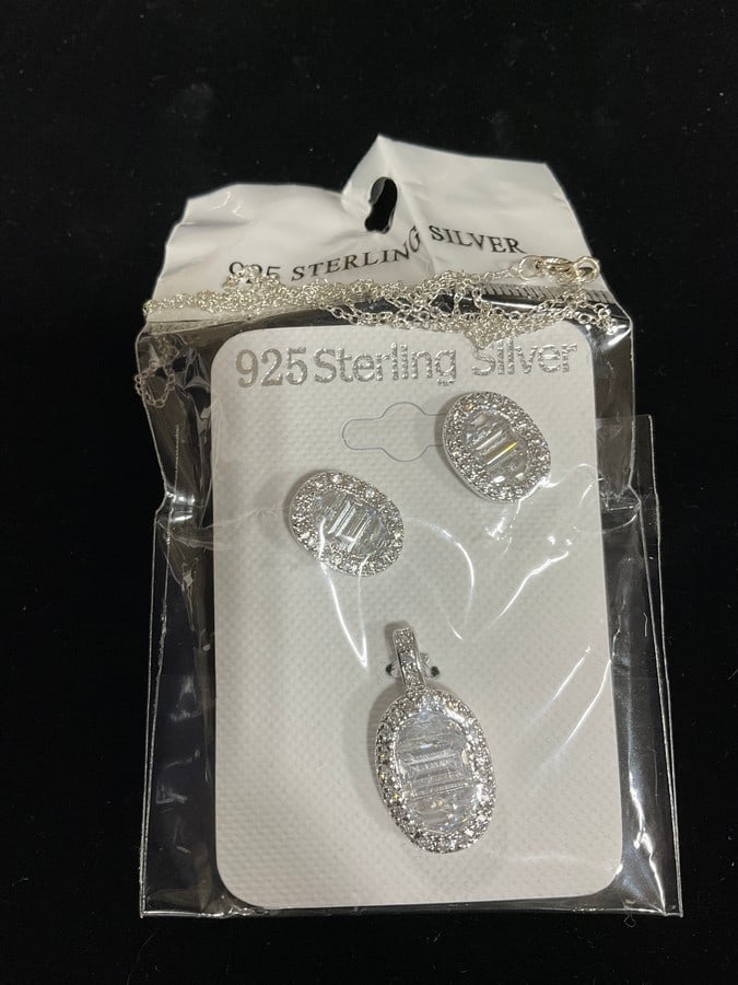 New 925 Sterling silver earrings/pendant set with chain: New 925 Sterling silver earrings/pendant set with chain
