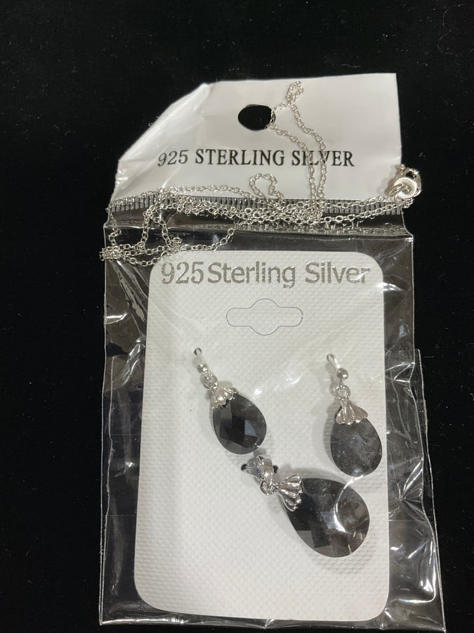 New 925 Sterling silver earrings/pendant set with chain: New 925 Sterling silver earrings/pendant set with chain