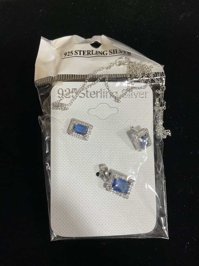 New 925 Sterling silver earrings/pendant set with chain: New 925 Sterling silver earrings/pendant set with chain