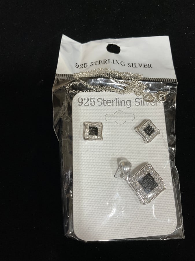 New 925 Sterling silver earrings/pendant set with chain: New 925 Sterling silver earrings/pendant set with chain