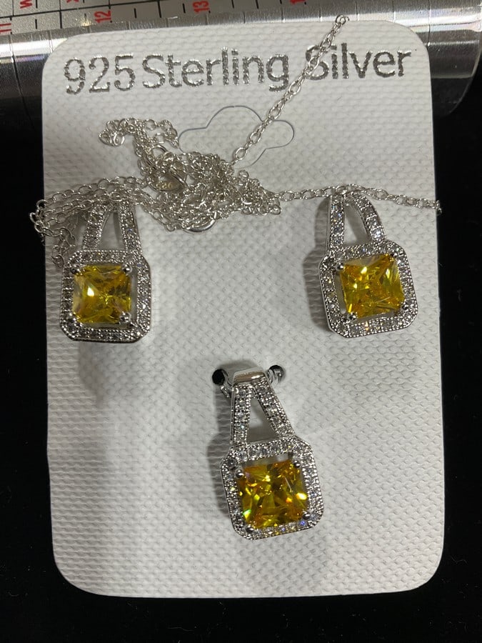 New 925 Sterling silver earrings/pendant set with chain: New 925 Sterling silver earrings/pendant set with chain