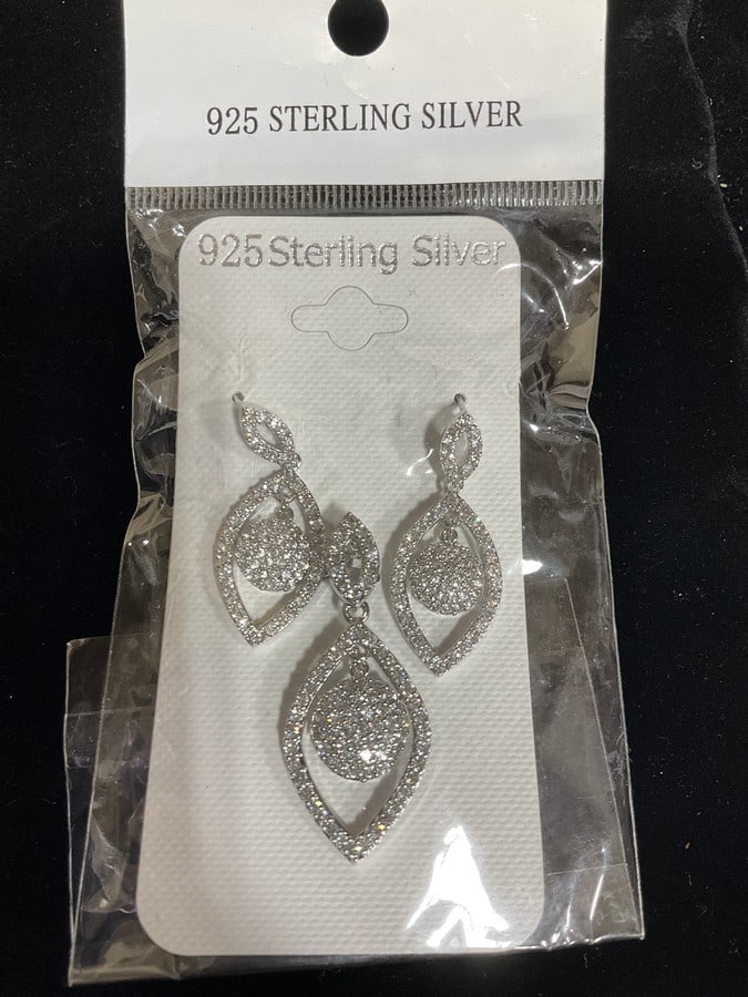 New 925 Sterling silver earrings/pendant set: New 925 Sterling silver earrings/pendant set