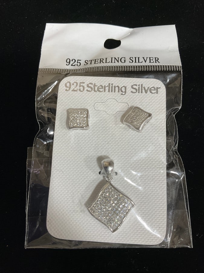 New 925 Sterling silver earrings/pendant set: New 925 Sterling silver earrings/pendant set