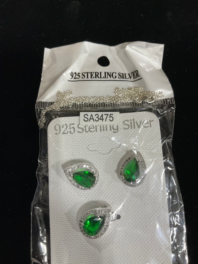 New 925 Sterling silver earrings/pendant set with chain: New 925 Sterling silver earrings/pendant set with chain