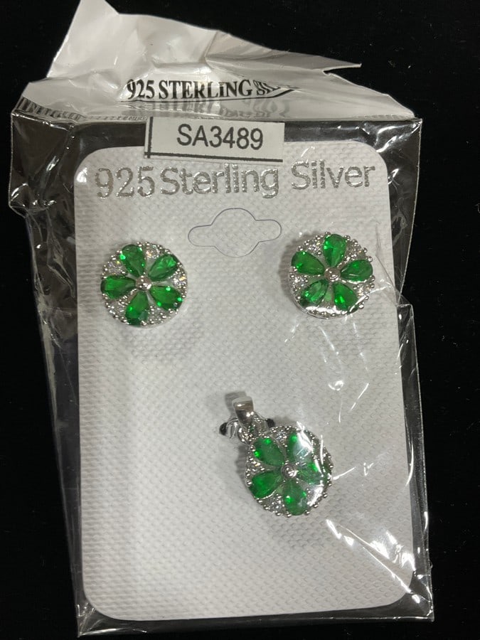 New 925 Sterling silver earrings/pendant set: New 925 Sterling silver earrings/pendant set