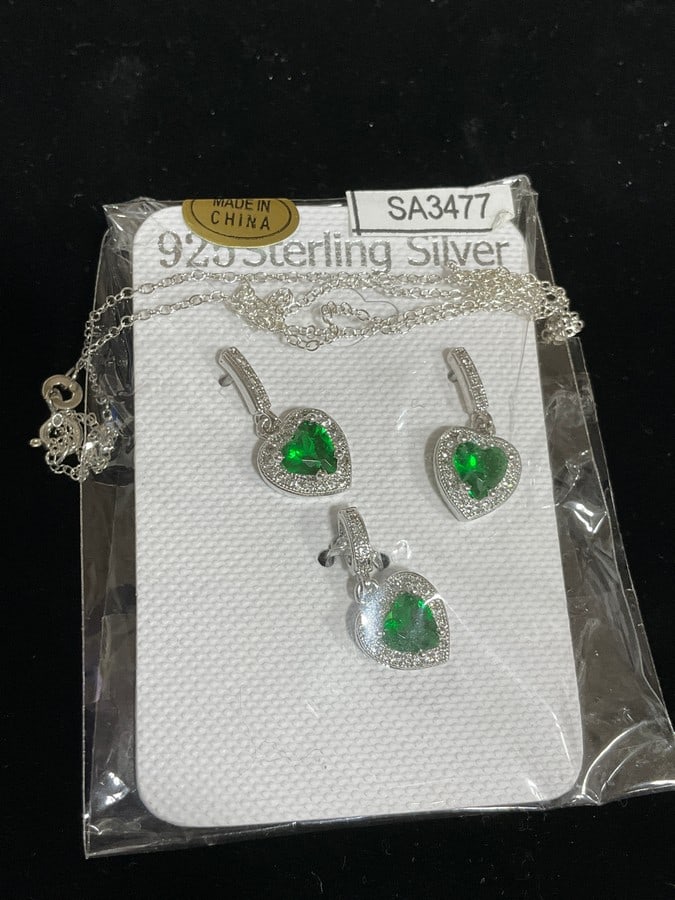 New 925 Sterling silver earrings/pendant set with chain: New 925 Sterling silver earrings/pendant set with chain
