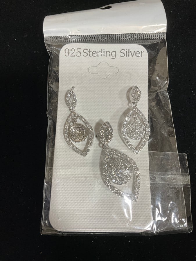 New 925 Sterling silver earrings/pendant set: New 925 Sterling silver earrings/pendant set