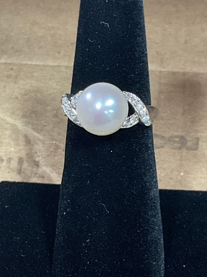 New Lovely 925 Sterling silver pearl ring with diamond chips(size 6): New Lovely 925 Sterling silver pearl ring with diamond chips(size 6)