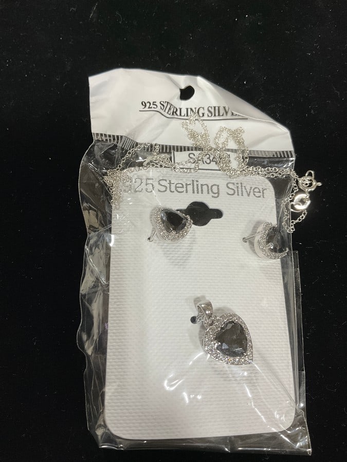 New 925 Sterling silver earrings/pendant set with chain: New 925 Sterling silver earrings/pendant set with chain