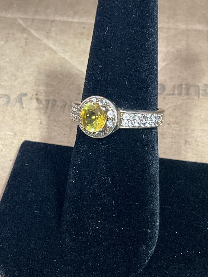 New 925 Sterling silver ring with diamond chips(size 7): New 925 Sterling silver ring with diamond chips(size 7)