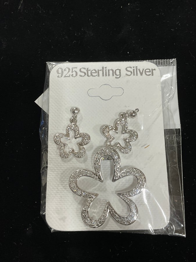 New 925 Sterling silver earrings/pendant set: New 925 Sterling silver earrings/pendant set