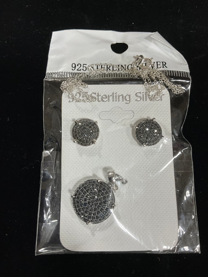 New 925 Sterling silver earrings/pendant set with chain: New 925 Sterling silver earrings/pendant set with chain