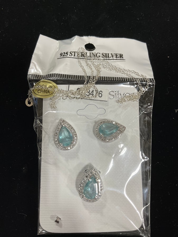 New 925 Sterling silver earrings/pendant set with chain: New 925 Sterling silver earrings/pendant set with chain