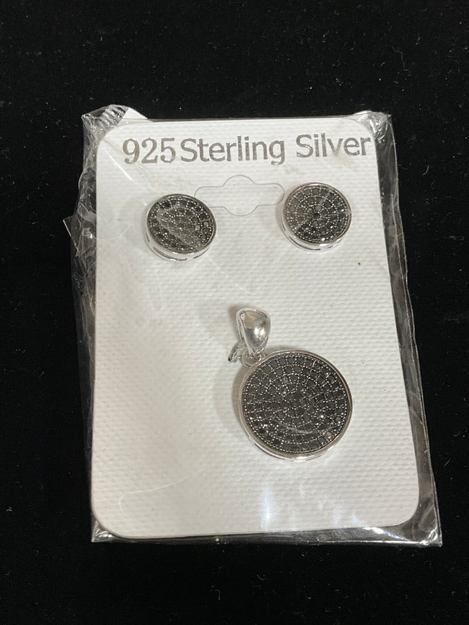 New 925 Sterling silver earrings/pendant set: New 925 Sterling silver earrings/pendant set