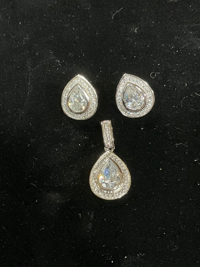 New 925 Sterling silver earrings/pendant set with chain: New 925 Sterling silver earrings/pendant set with chain