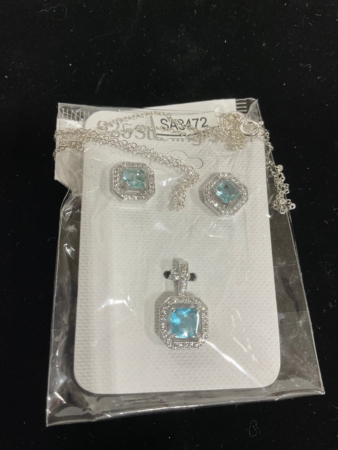 New 925 Sterling silver earrings/pendant set with chain: New 925 Sterling silver earrings/pendant set with chain