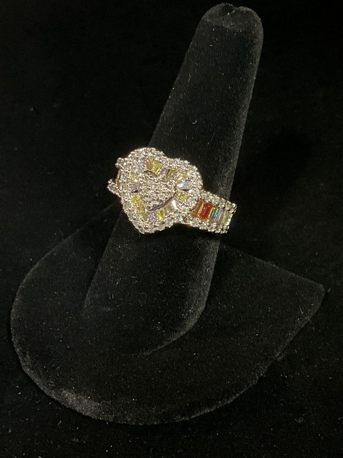 Sterling silver heart shaped ring with stones(size 9): Sterling silver heart shaped ring with stones(size 9)
