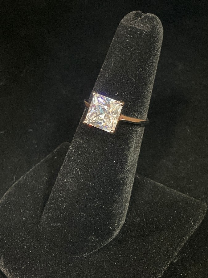 Sterling silver ring with stones(size 6): Sterling silver ring with stones(size 6)