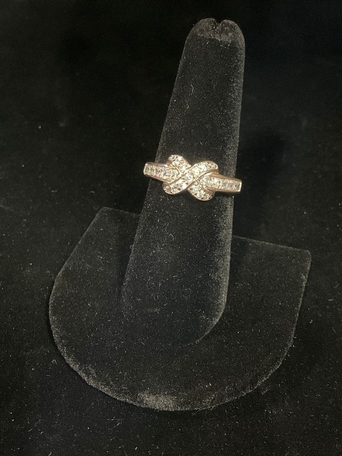 Sterling silver ring with stones(size 7): Sterling silver ring with stones(size 7)