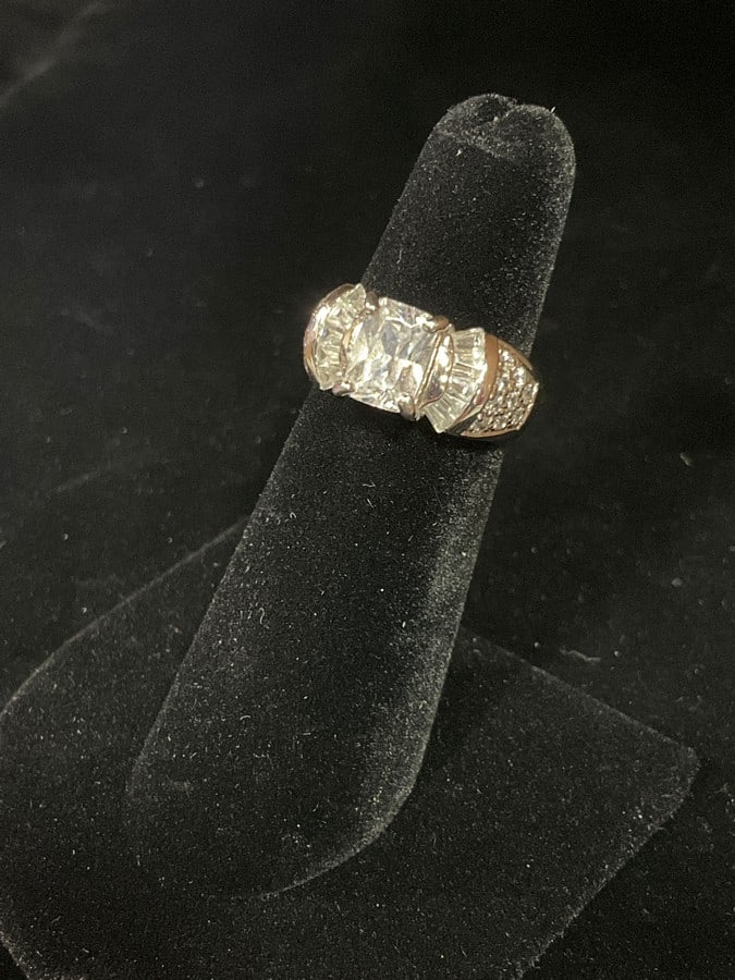 Sterling silver ring with stones(size 5): Sterling silver ring with stones(size 5)