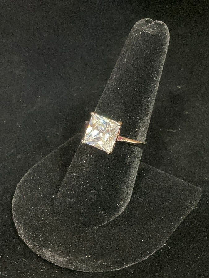 Sterling silver ring with stones(size 9): Sterling silver ring with stones(size 9)