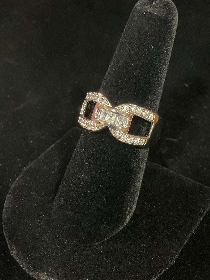 Sterling silver ring with stones(size 8): Sterling silver ring with stones(size 8)